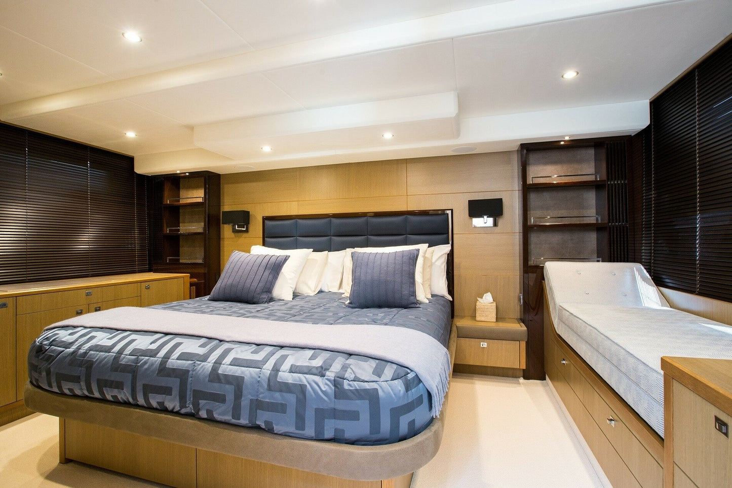 Location Yacht Cannes  - Princess V64 Fly